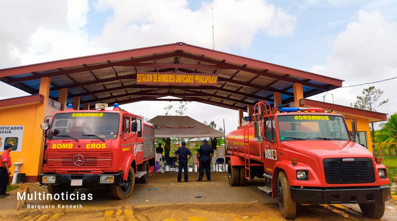 Dos camiones de bomberos estacionados frente a la nueva estación de bomberos en Prinzapolka