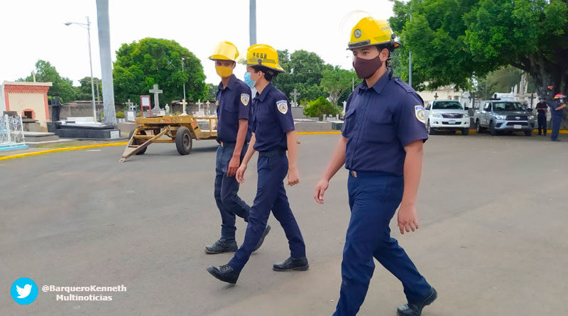 Bomberos de Nicaragua inspeccionando cementerios de Managua