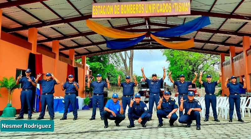 Bomberos en la fachada de la nueva estación de bomberos en Tisma, Masaya