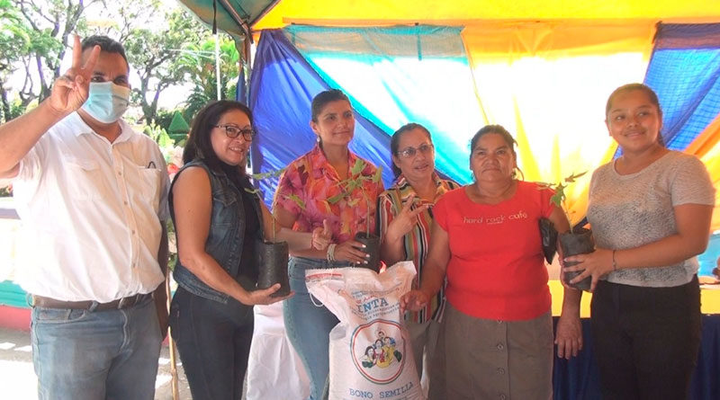 Delegada del MEFCCA junto a productores de frijol de Nueva Segovia entregando los bonos tecnológicos