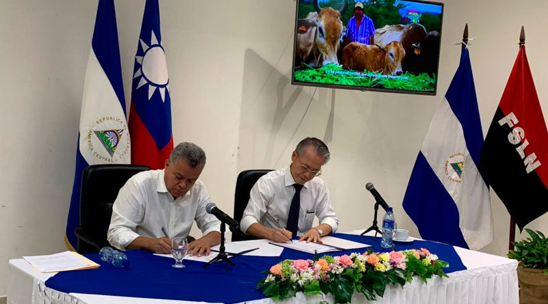 Embajador de Taiwán en Nicaragua, Jaime Chin Mu-Wu, junto al Ministerio Agropecuario de Nicaragua (MAG), Edward Centeno, firmando desembolso de fondos.