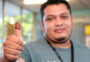 joven Nicaraguense mostrando su dedo pulgar que ejerció su voto.