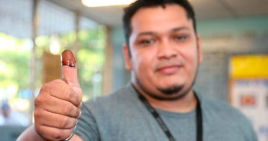 joven Nicaraguense mostrando su dedo pulgar que ejerció su voto.