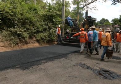 Obreros de la Alcaldía de Managua durante las obras de revestimiento asfáltico en la comunidad San Isidro de la Cruz Verde.