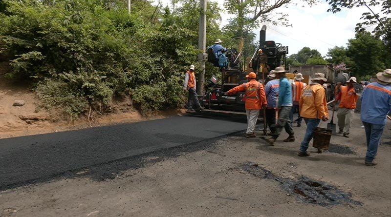 Obreros de la Alcaldía de Managua durante las obras de revestimiento asfáltico en la comunidad San Isidro de la Cruz Verde.