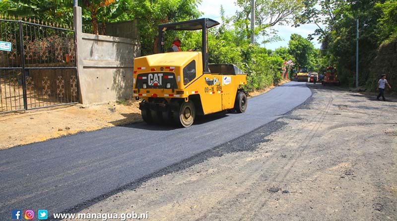 Maquinaria de la Alcaldía de Managua asfaltando calles en la comarca San Isidro