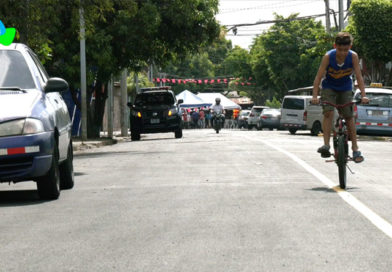 Familias del barrio Santa Ana durante la inauguración de dos calles nuevas de carpeta asfáltica por parte de la Alcaldía de Managua.
