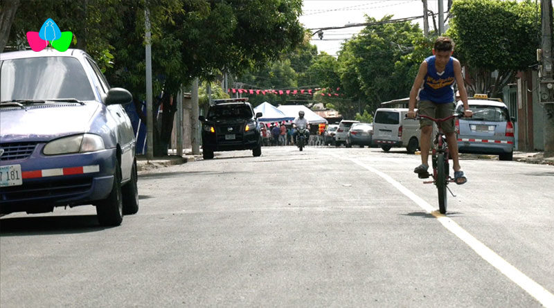 Familias del barrio Santa Ana durante la inauguración de dos calles nuevas de carpeta asfáltica por parte de la Alcaldía de Managua.