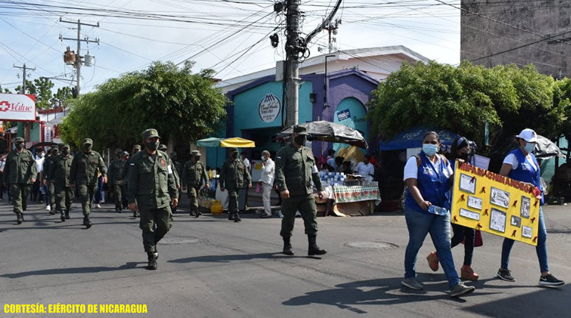 Efectivos militares del 2 Comando Militar Regional del Ejército de Nicaragua durante la caminata en saludo al “Día de Solidaridad con las personas con VIH y sus familias” en Chinandega.