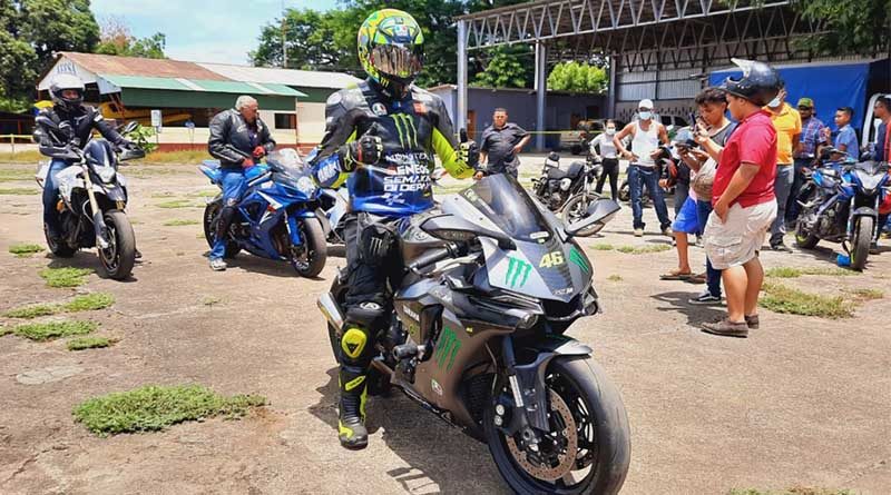 Motociclistas que participaron en la carrera desarrollada en Chinandega