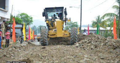 Maquinaria pesada en la construcción de la carretera Rosita – Bonanza, en la Región Autónoma de la Costa Caribe Norte