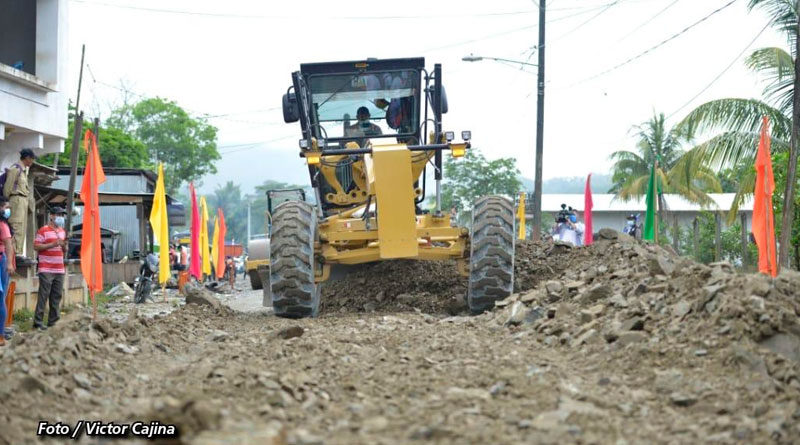 Maquinaria pesada en la construcción de la carretera Rosita – Bonanza, en la Región Autónoma de la Costa Caribe Norte