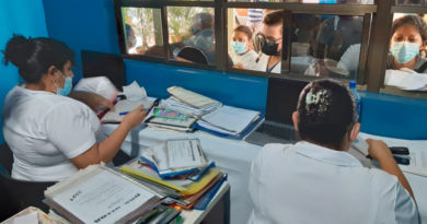 Trabajadores del Centro Nacional de Oftalmología atienden a pacientes