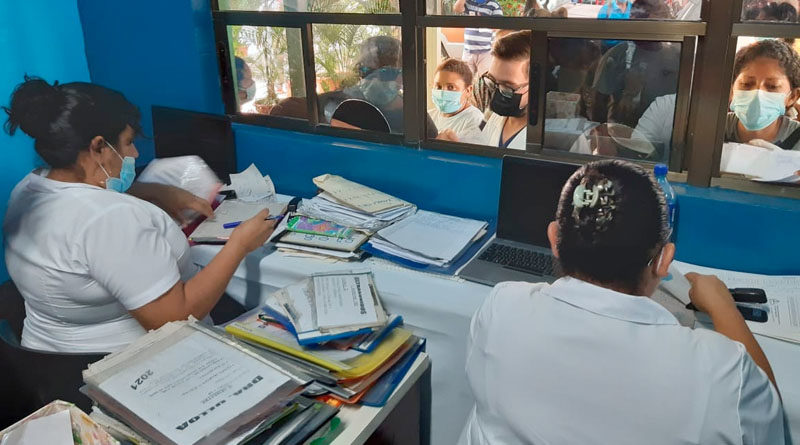 Trabajadores del Centro Nacional de Oftalmología atienden a pacientes