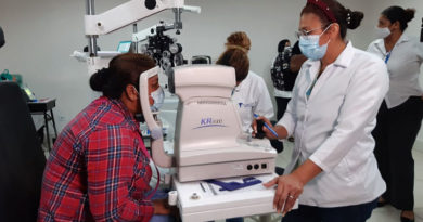 Médico especialista del Centro Nacional de Oftalmología realiza examen de la vista a una paciente