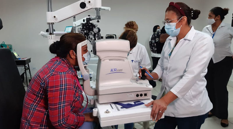 Médico especialista del Centro Nacional de Oftalmología realiza examen de la vista a una paciente