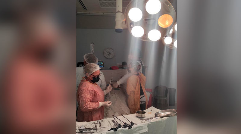 Personal médico realizando una cirugía en quirófano del el Hospital Manolo Morales de Managua, Nicaragua