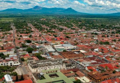 Cielo despejado y con un clima caluroso de la ciudad de León, Nicaragua.