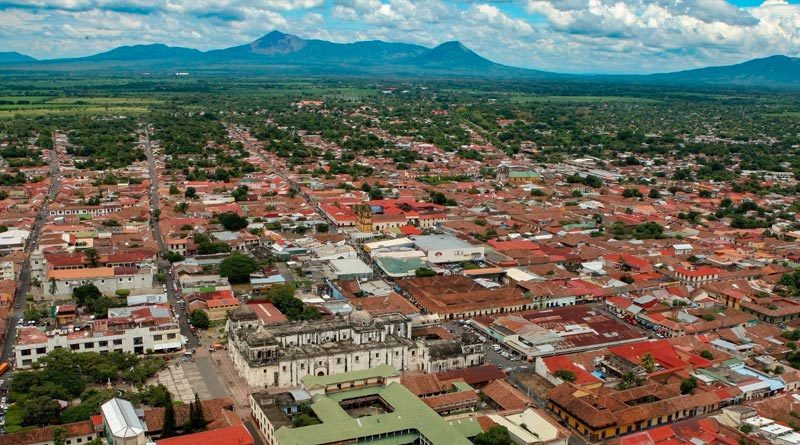 Cielo despejado y con un clima caluroso de la ciudad de León, Nicaragua.