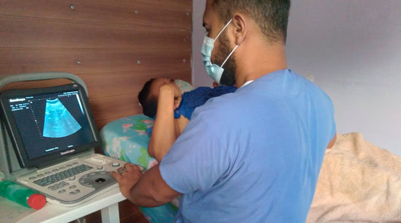 Personal médico del Ministerio de Salud de Nicaragua brindando consulta médica en clínica móvil del distrito III de Managua