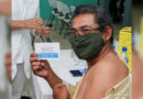 Paciente muestra el certificado emitido por el Ministerio de Salud tras recibir la vacuna contra el Covid-19