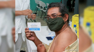 Paciente muestra el certificado emitido por el Ministerio de Salud tras recibir la vacuna contra el Covid-19