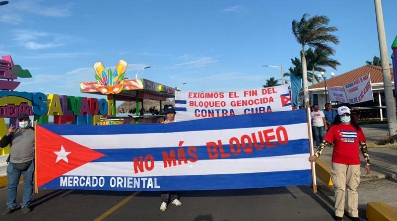 Bandera de Cuba con la frase No Más Bloqueo