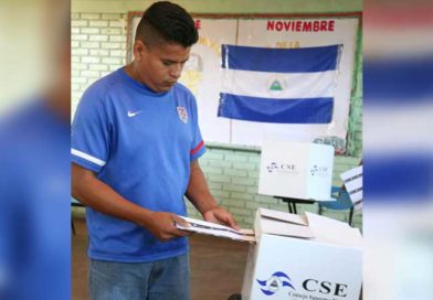 Nicaragüenses colocando su boleta electoral después de ejercer su derecho al voto