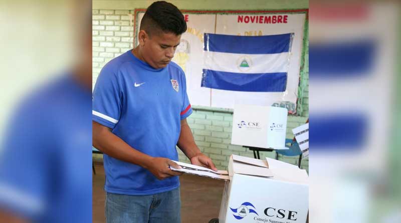 Nicaragüenses colocando su boleta electoral después de ejercer su derecho al voto