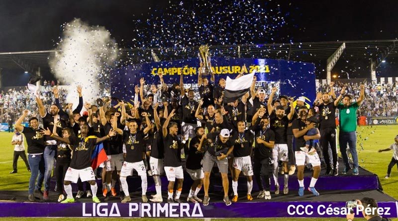 Equipo Diriangén celebrando la victoria del torneo