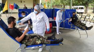 Efectivos militares y enfermeras durante jornada voluntaria de donación de sangre