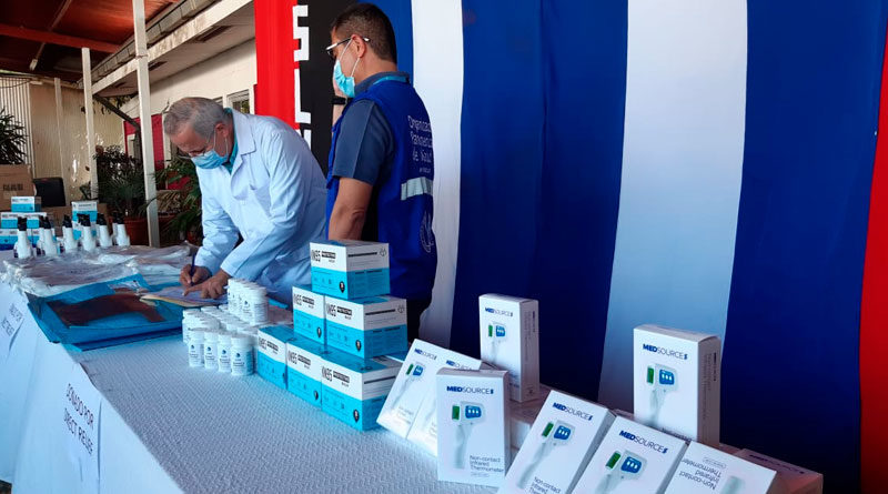 Doctor Carlos Sáenz, Secretario General del Ministerio de Salud recibiendo donativo por parte de la Organización Panamericana de la Salud (OPS), y la Organización Direct Relief.