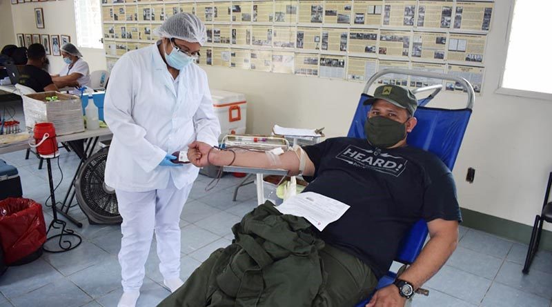 34 efectivos militares, en la jornada de donación de sangre recolectaron 17 litros de sangre, mismos que serán utilizados en casos de cirugías, tratamientos de enfermedades crónicas y otras emergencias de salud.