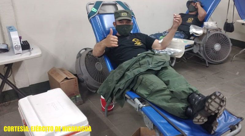 Efectivos militares del Ejercito de Nicaragua donando sangre