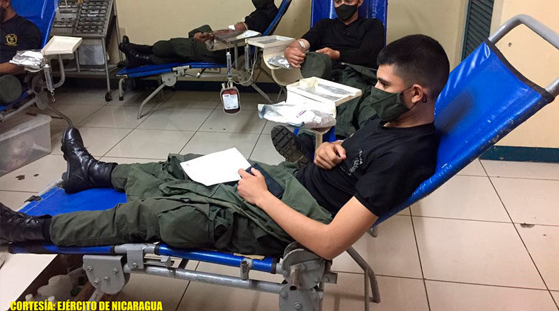 Efectivos militares del Ejercito de Nicaragua participando en la jornada de donación de sangre