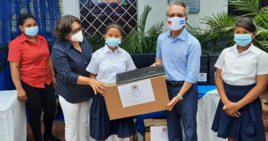 Embajador de Taiwán en Nicaragua junto a la ministra de Educación, realizan entrega de computadoras en Xiloá