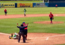 Dwight Britton tumbado en el suelo tras recibir pelotazo en la cabeza en el Estadio Nacional de Managua.