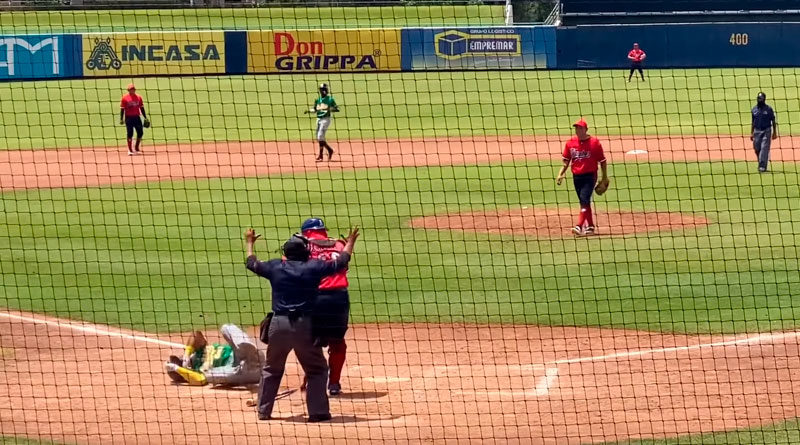 Dwight Britton tumbado en el suelo tras recibir pelotazo en la cabeza en el Estadio Nacional de Managua.