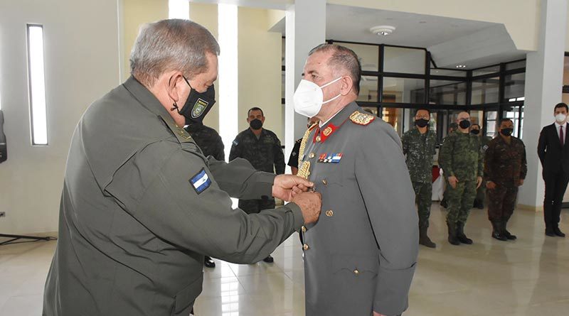 El Mayor General Bayardo Ramón Rodríguez Ruiz, impuso la condecoración en acto solemne de la “Medalla Honor al Mérito Amistad y Cooperación”, al Agregado de Defensa, Militar, Naval y Aéreo a la Embajada de la República de Chile, Coronel de Ingenieros DEM Andrés Adrián Cáceres Cuadra.