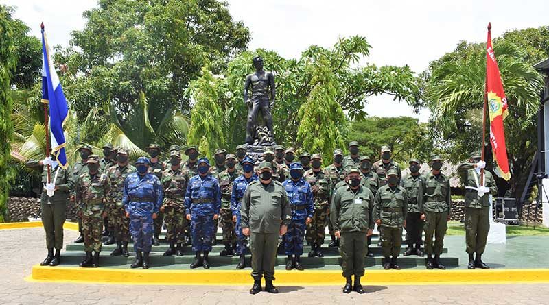 Efectivos militares durante el acto de graduación de cursos