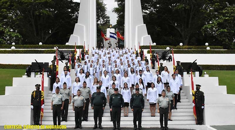 Ceremonia de graduación realizada por el Ejército de Nicaragua en el monumento en Tiscapa