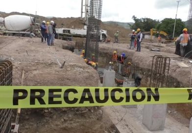 Trabajadores de la Alcaldía de Estelí durante las obras del proyecto que se desarrolla en el imponente Estadio Independencia.