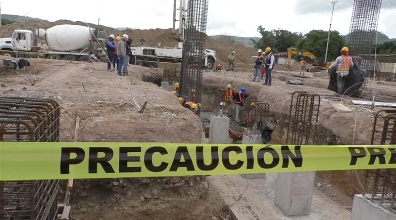 Trabajadores de la Alcaldía de Estelí durante las obras del proyecto que se desarrolla en el imponente Estadio Independencia.