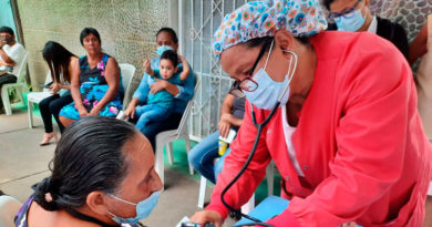 Médicos del Ministerio de Salud de Nicaragua brindando consulta médica en barrio Altagracia #2 de Managua