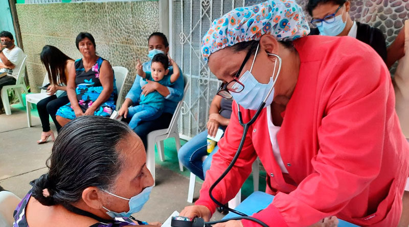 Médicos del Ministerio de Salud de Nicaragua brindando consulta médica en barrio Altagracia #2 de Managua