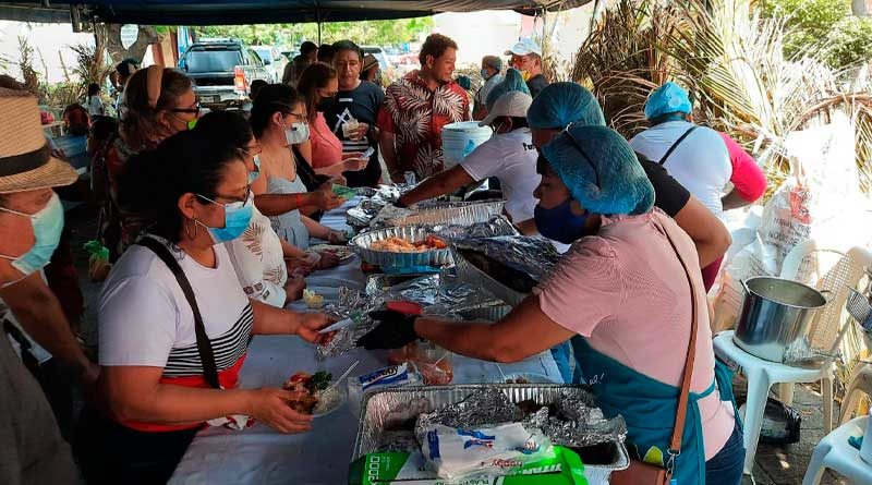 Familias durante el Festival Gastronómico en Puerto Corinto, Chinandega