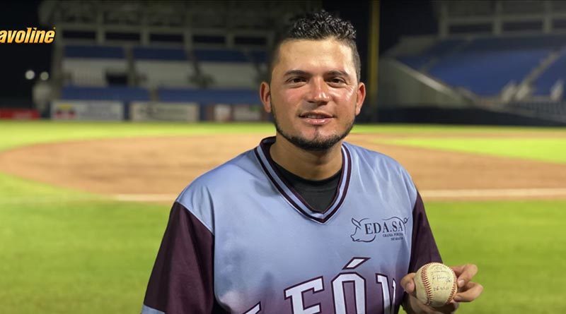 Fidencio Flores de los Leones de León en el Estadio Nacional de Managua tras lanzar un “no-hitter” a los Indios del Bóer.