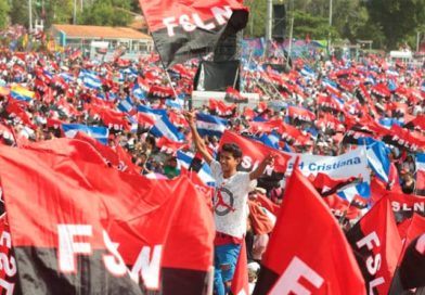 Militante del Frente Sandinista de Liberación Nacional durante la conmemoración del Triunfo de la Revolución Popular Sandinista en Nicaragua