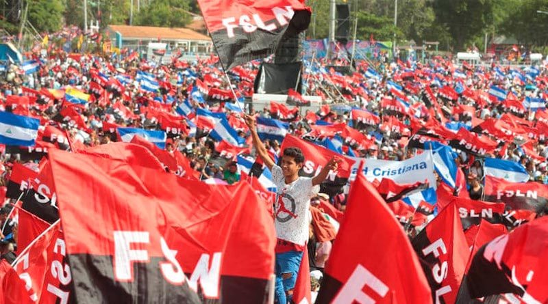 Militante del Frente Sandinista de Liberación Nacional durante la conmemoración del Triunfo de la Revolución Popular Sandinista en Nicaragua