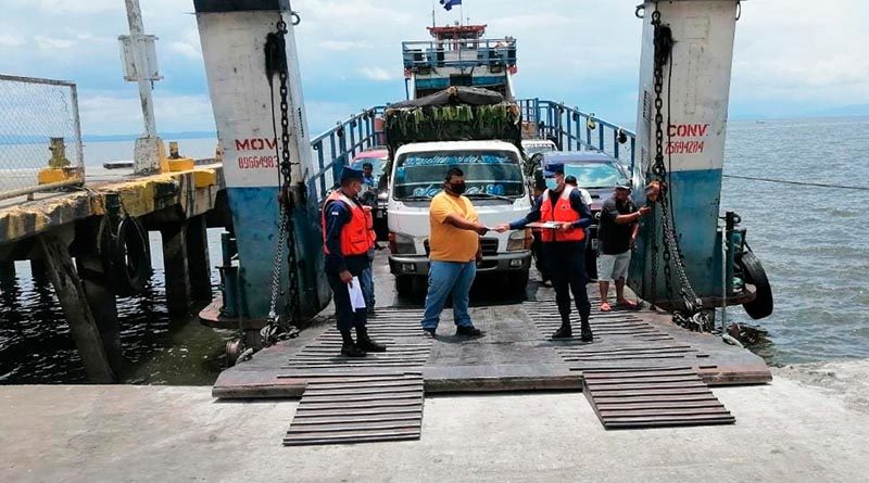 Miembros de la Fuerza Naval inspección una embarcación en San Jorge